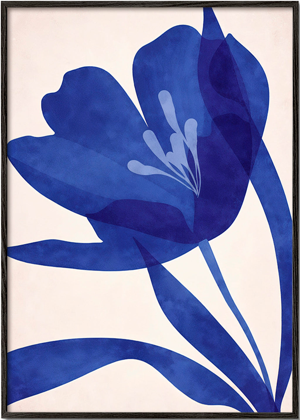 Lámina botánica azul con flor estilizada – Black Frame