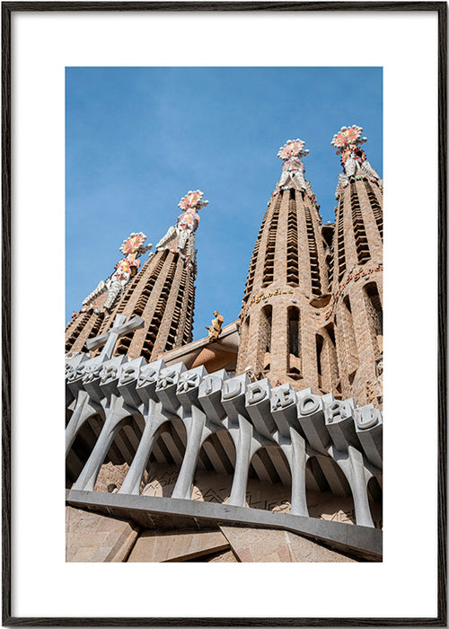 Cuadro de ciudades Sagrada Família, fachada en vertical – Black Frame