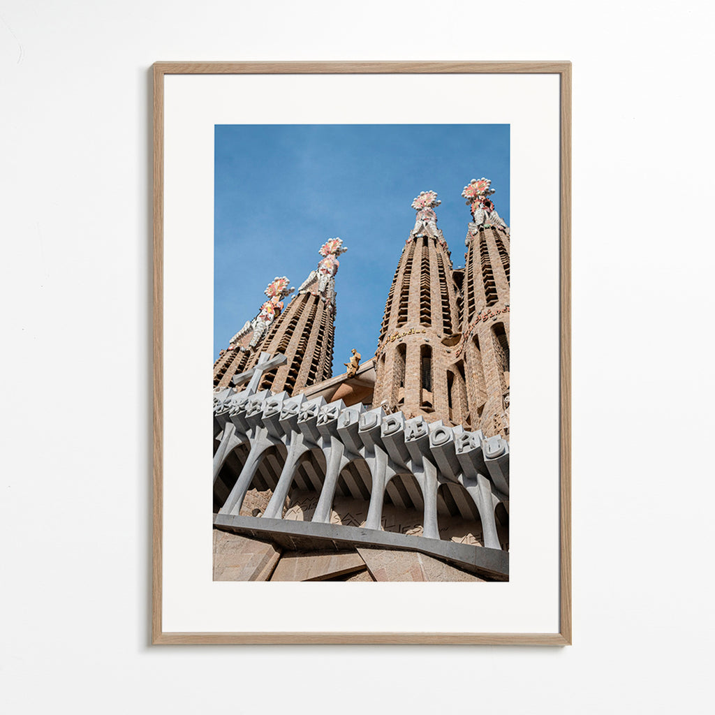 Cuadro de ciudades Sagrada Família, fachada en vertical – Oak Frame
