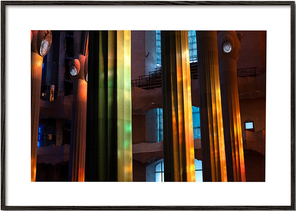 Fotografía interior de columnas iluminadas en color – Black Frame