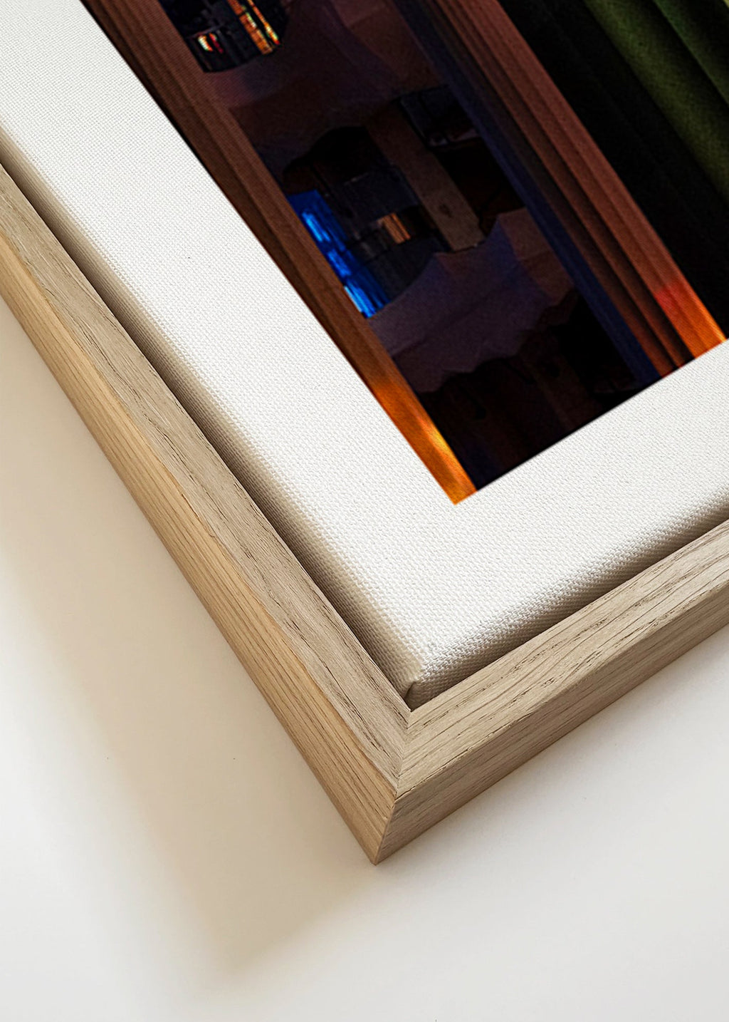 Fotografía interior de columnas iluminadas en color – Canvas detail