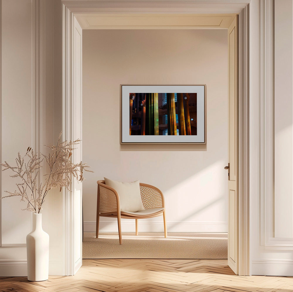 Fotografía interior de columnas iluminadas en color – Canvas1