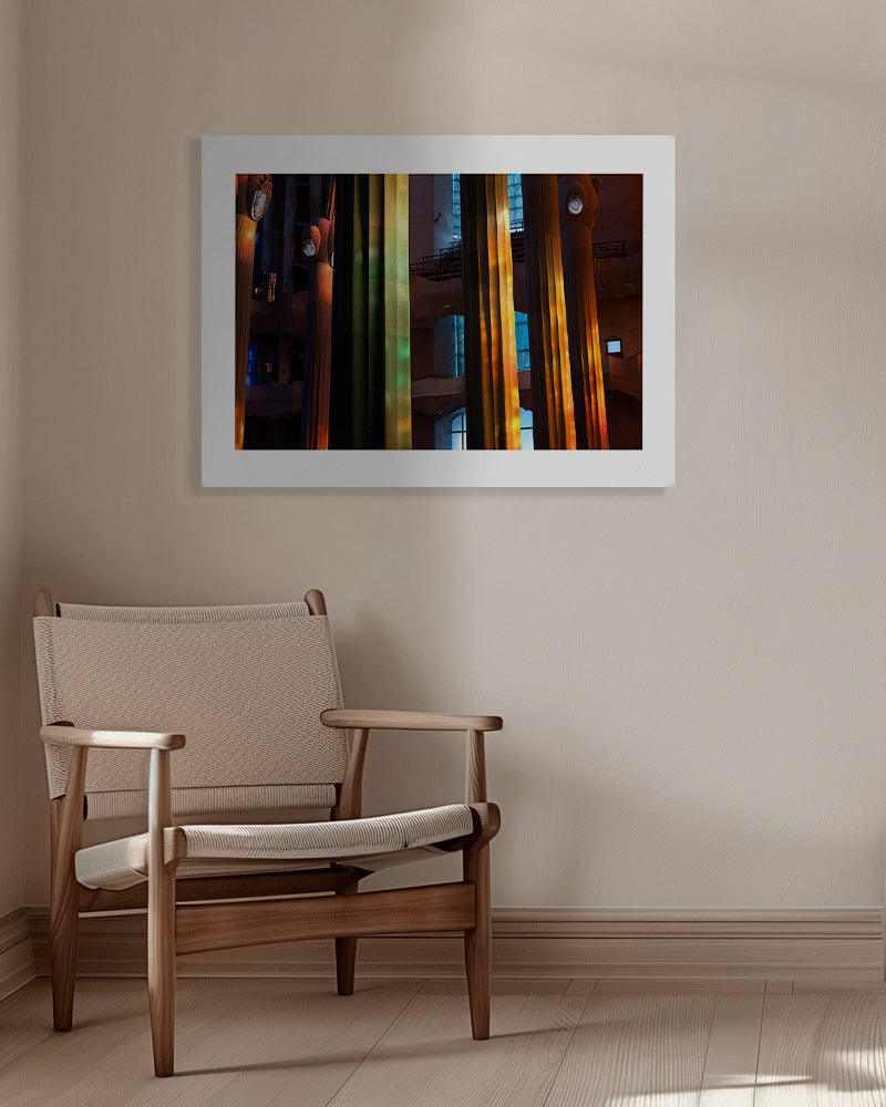 Fotografía interior de columnas iluminadas en color – Canvas