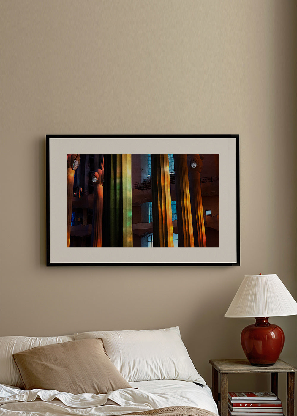Fotografía interior de columnas iluminadas en color – Product1