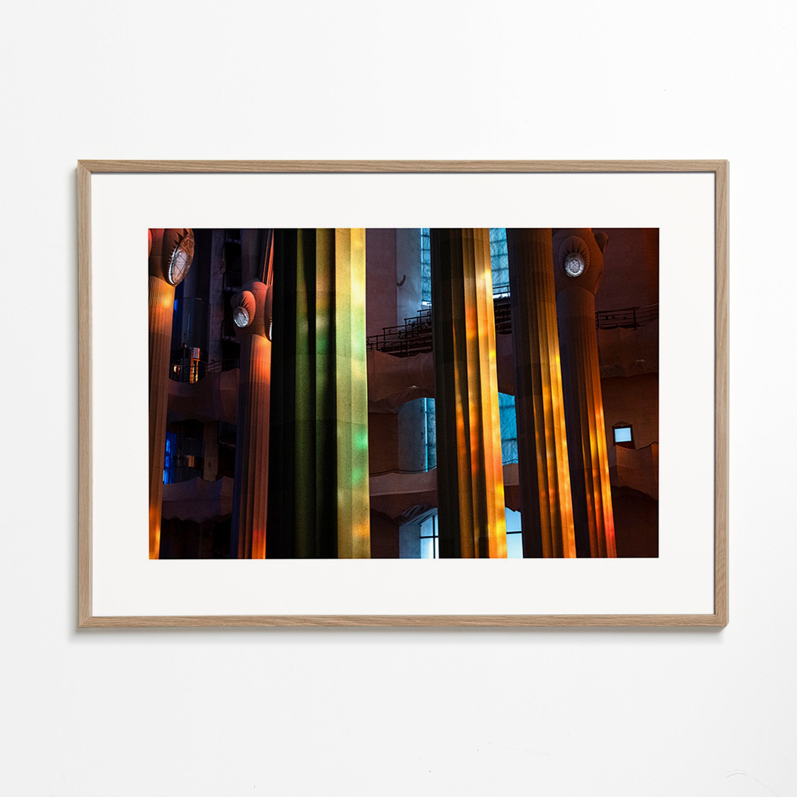 Fotografía interior de columnas iluminadas en color – Oak Frame