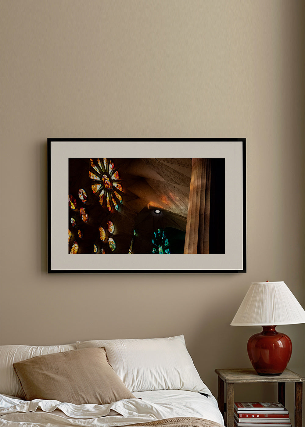 Fotografía de vidrieras interiores con luz dorada – Product1