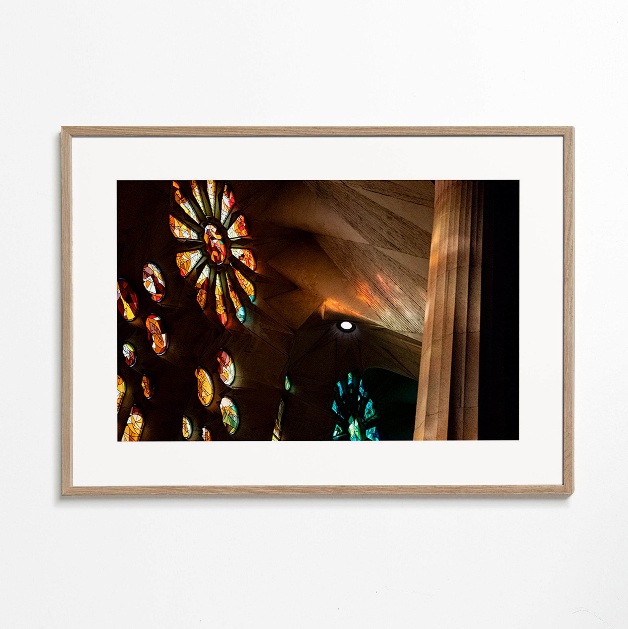 Fotografía de vidrieras interiores con luz dorada – Oak Frame