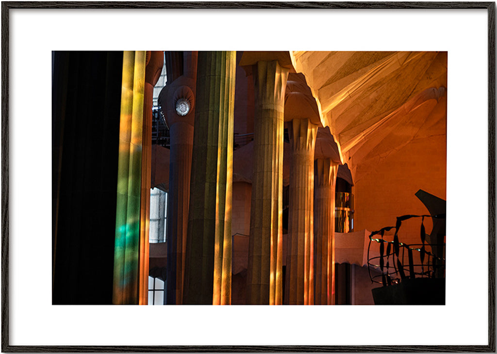 Fotografía interior arquitectónica con luz dorada – Black Frame