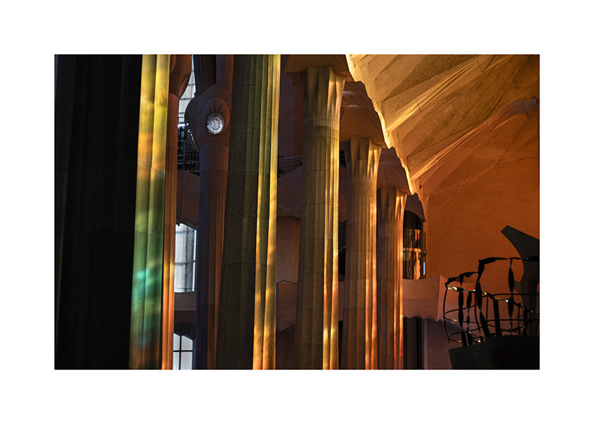 Fotografía interior arquitectónica con luz dorada