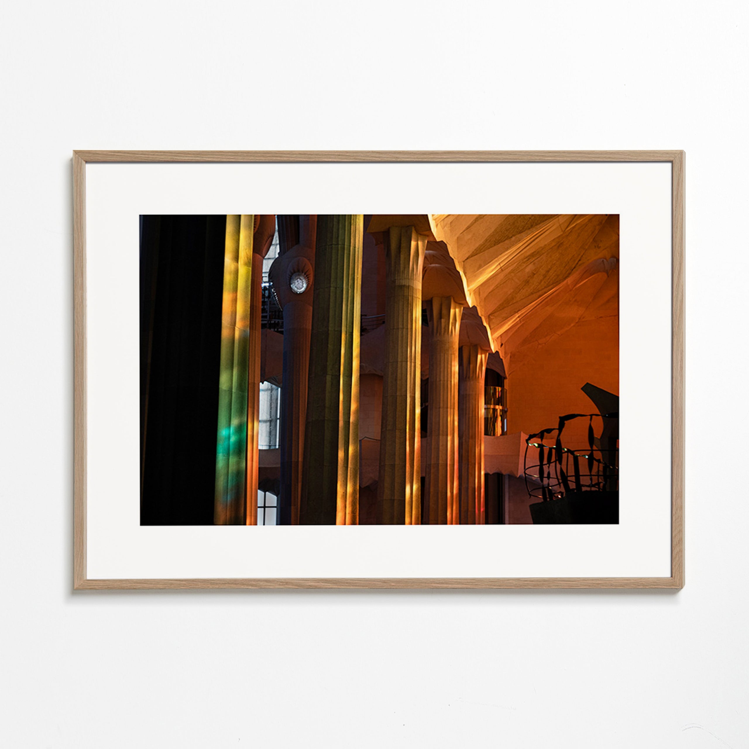 Fotografía interior arquitectónica con luz dorada – Oak Frame