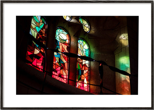 Fotografía de vitrales coloristas en interior gótico – Black Frame