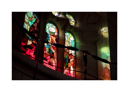Fotografía de vitrales coloristas en interior gótico