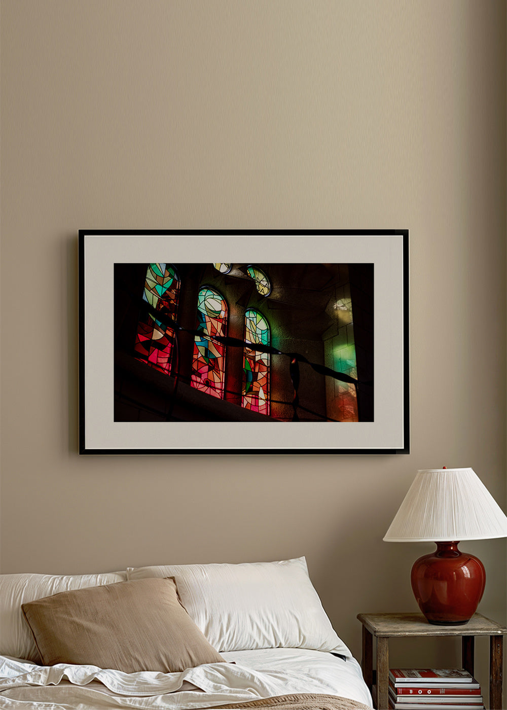 Fotografía de vitrales coloristas en interior gótico – Product2