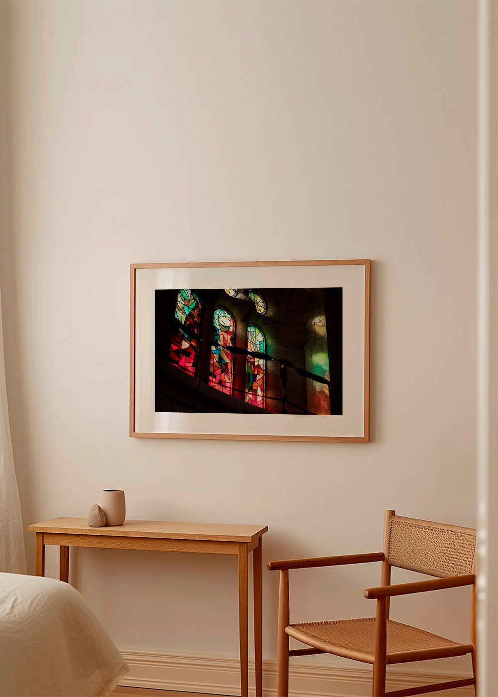 Fotografía de vitrales coloristas en interior gótico – Product3