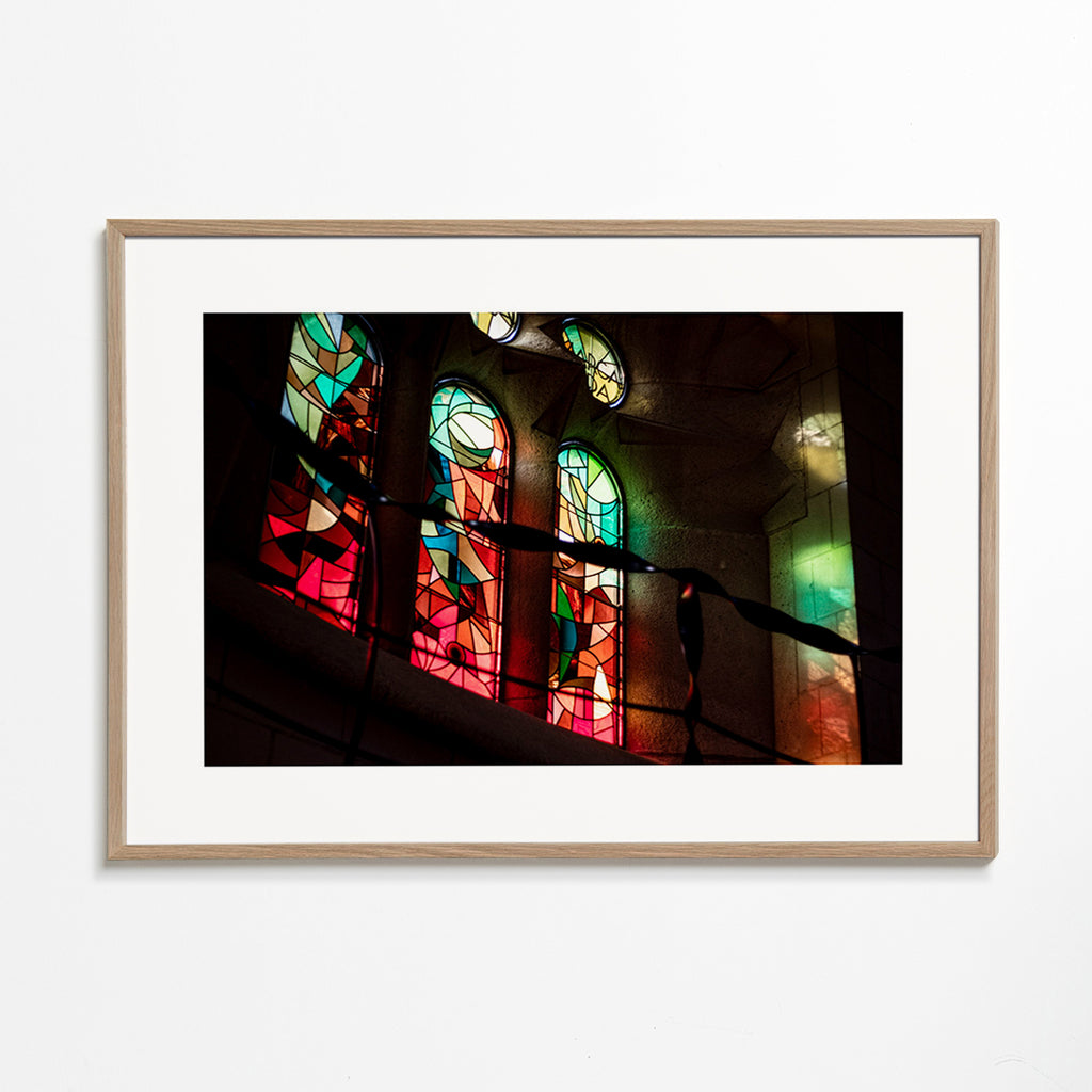 Fotografía de vitrales coloristas en interior gótico – Oak Frame