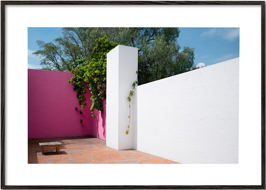 Cuadro minimalista patio rosa y blanco – Black Frame