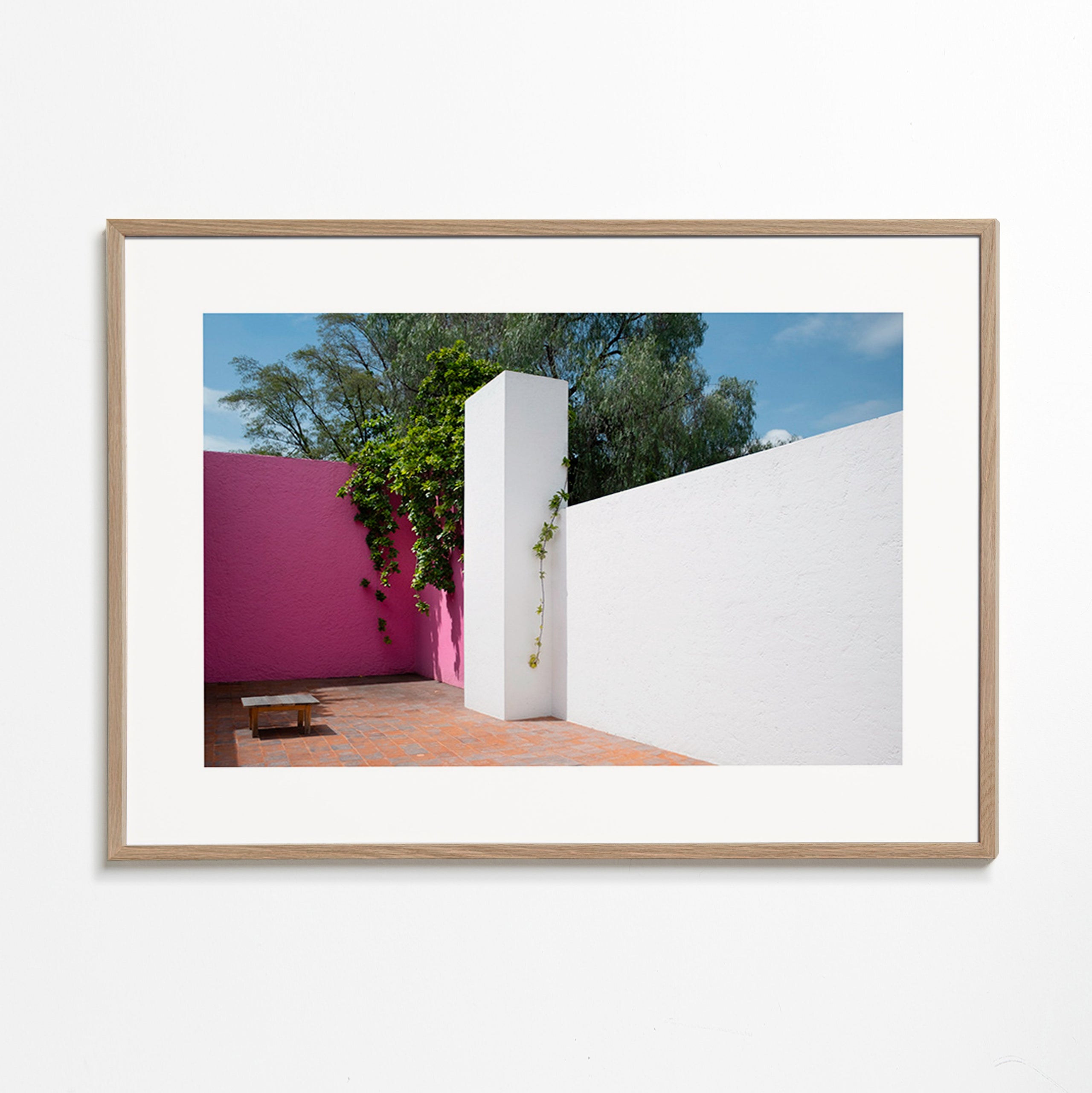 Cuadro minimalista patio rosa y blanco – Oak Frame