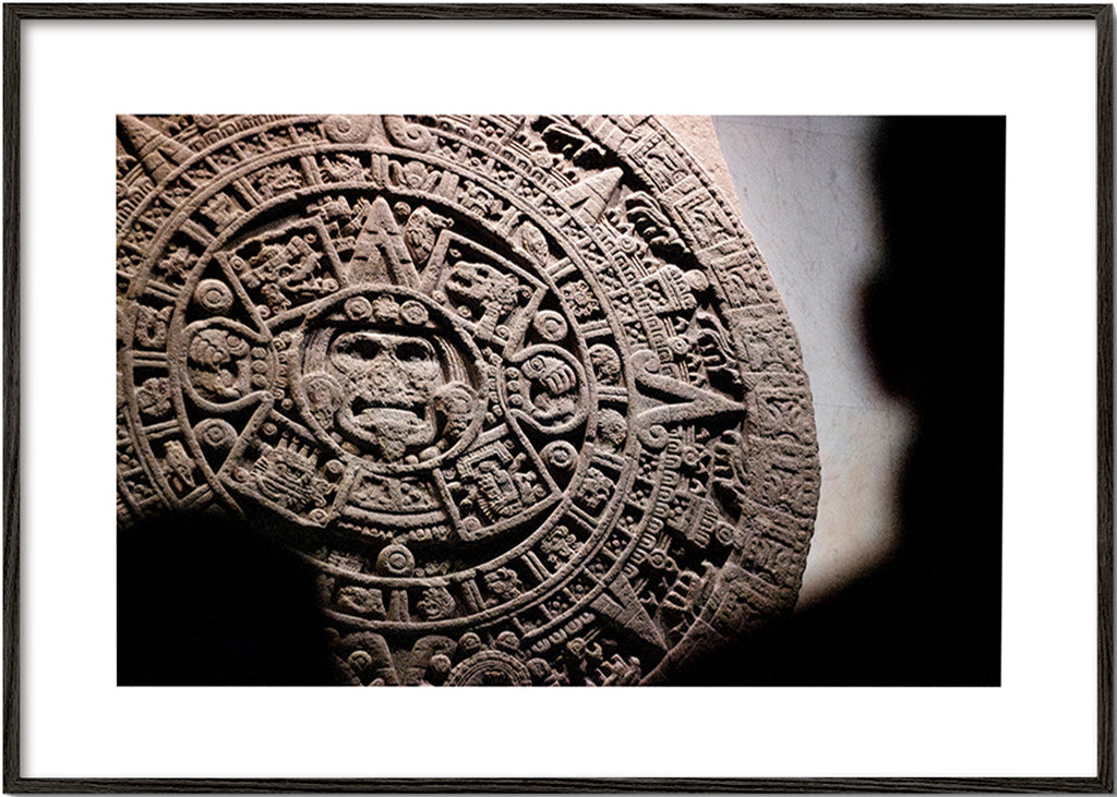 Fotografía calendario azteca en relieve – Black Frame