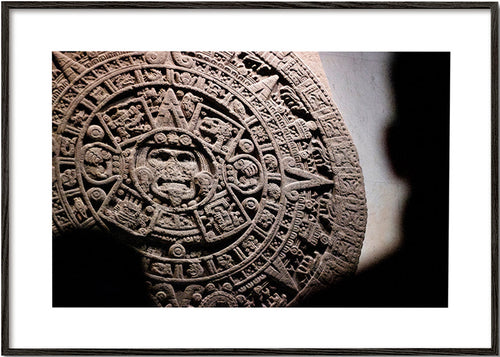 Fotografía calendario azteca en relieve – Black Frame