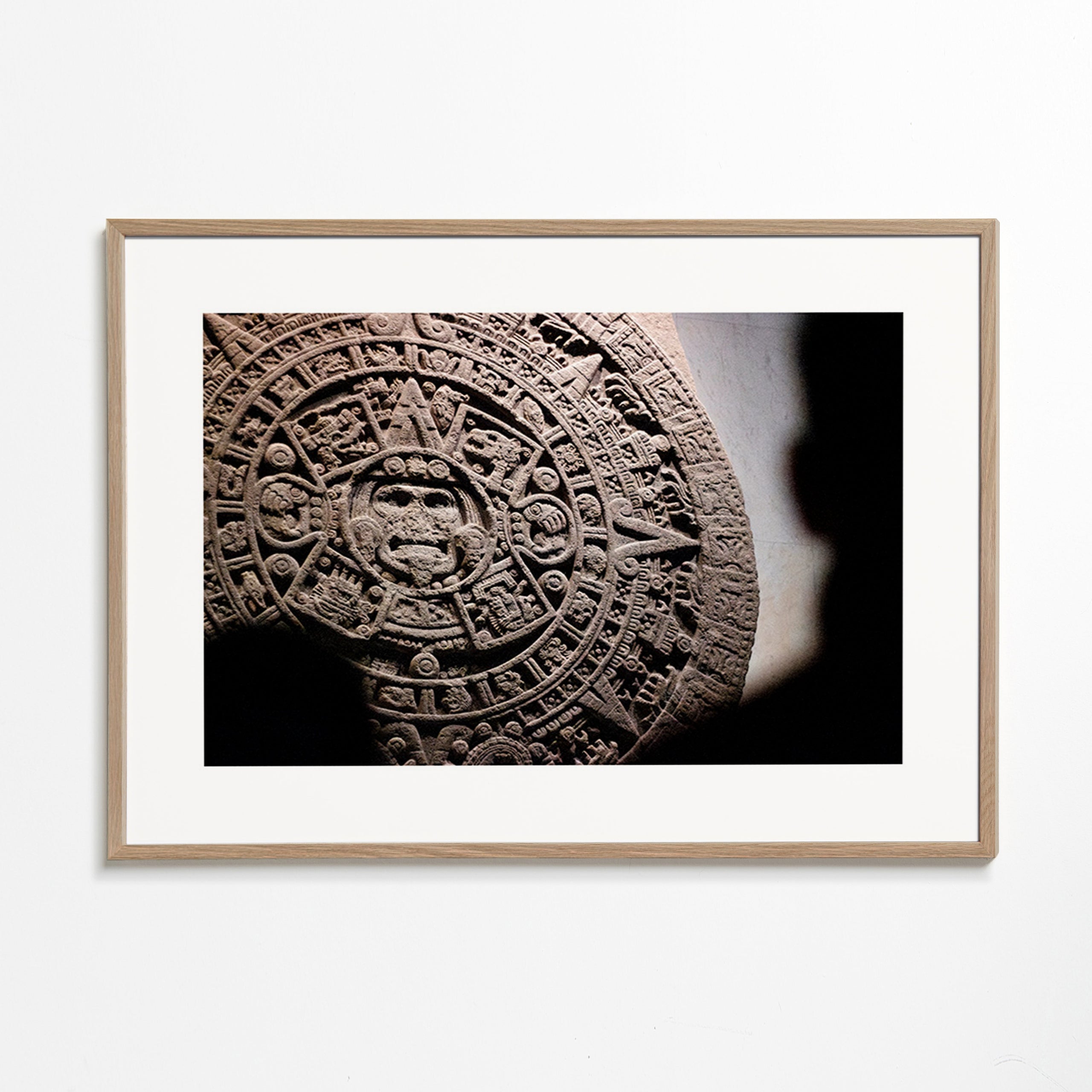 Fotografía calendario azteca en relieve – Oak Frame