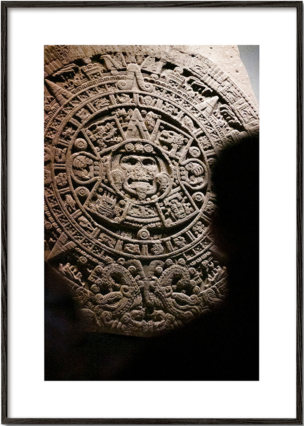 Fotografía de calendario azteca en piedra – Black Frame