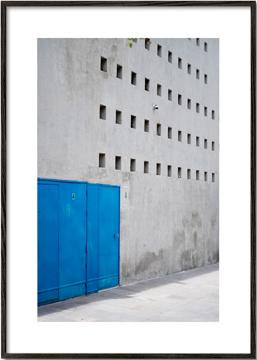 Cuadro puerta azul y fachada geométrica – Black Frame