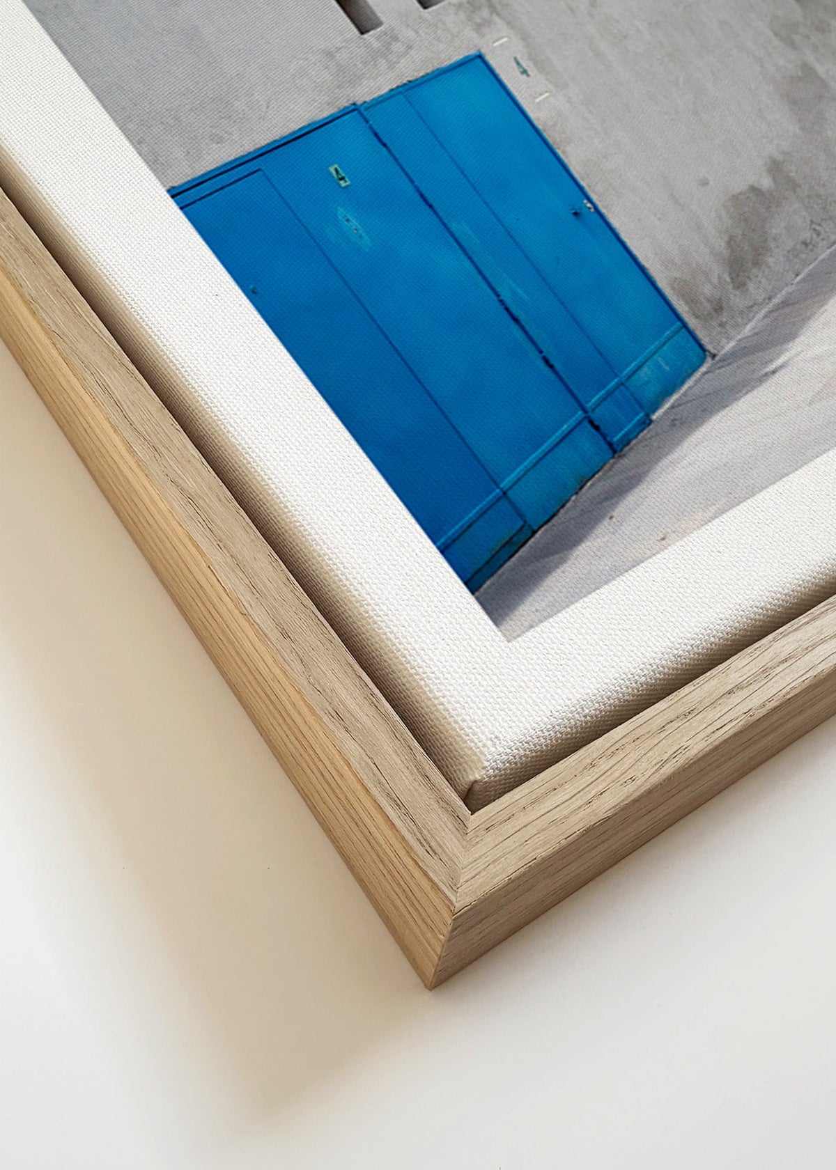Cuadro puerta azul y fachada geométrica – Canvas detail