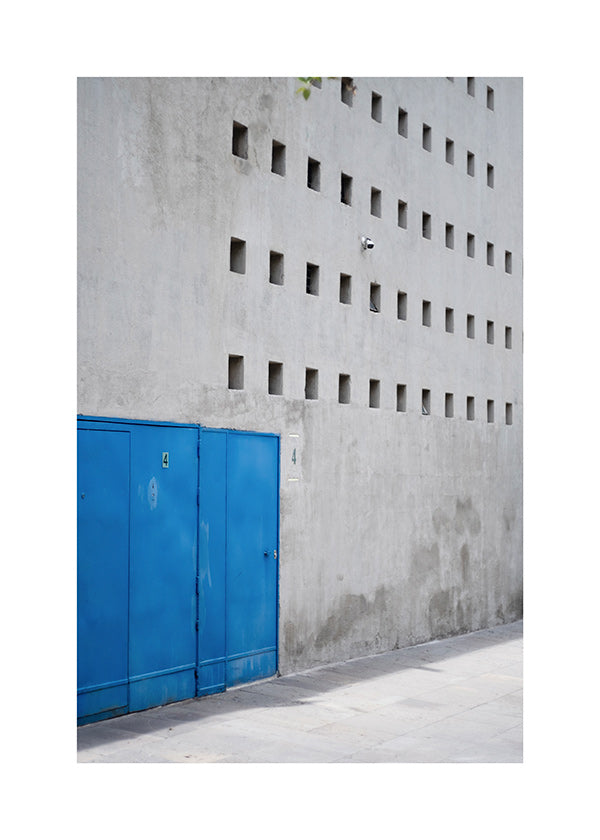Cuadro puerta azul y fachada geométrica