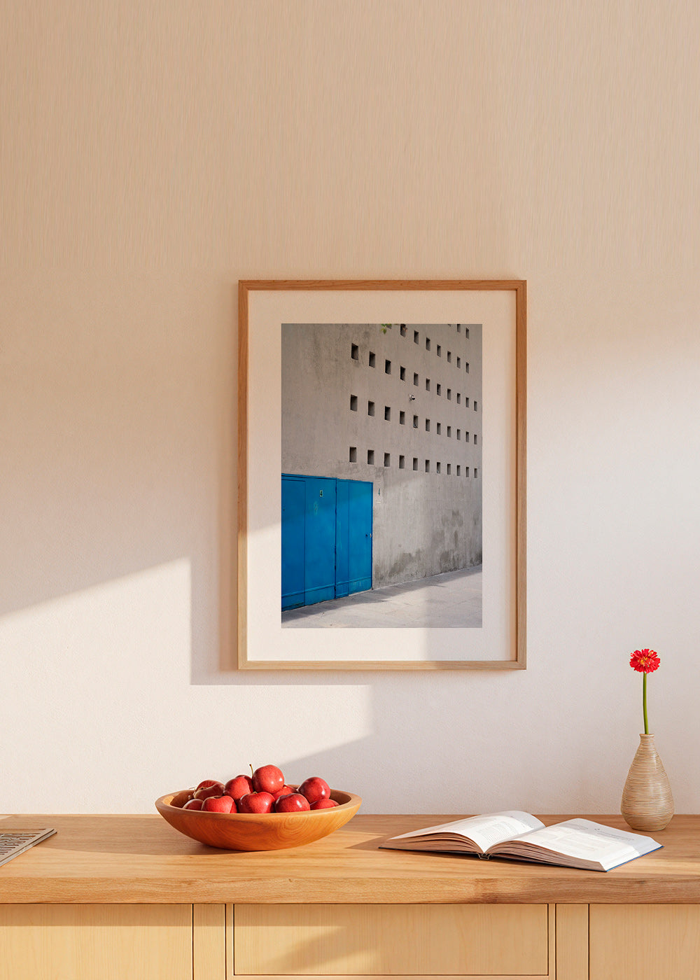 Cuadro puerta azul y fachada geométrica – Product1