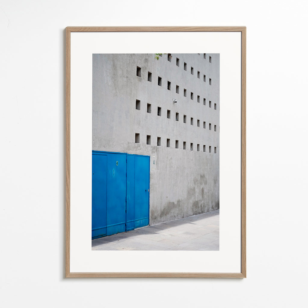 Cuadro puerta azul y fachada geométrica – Oak Frame