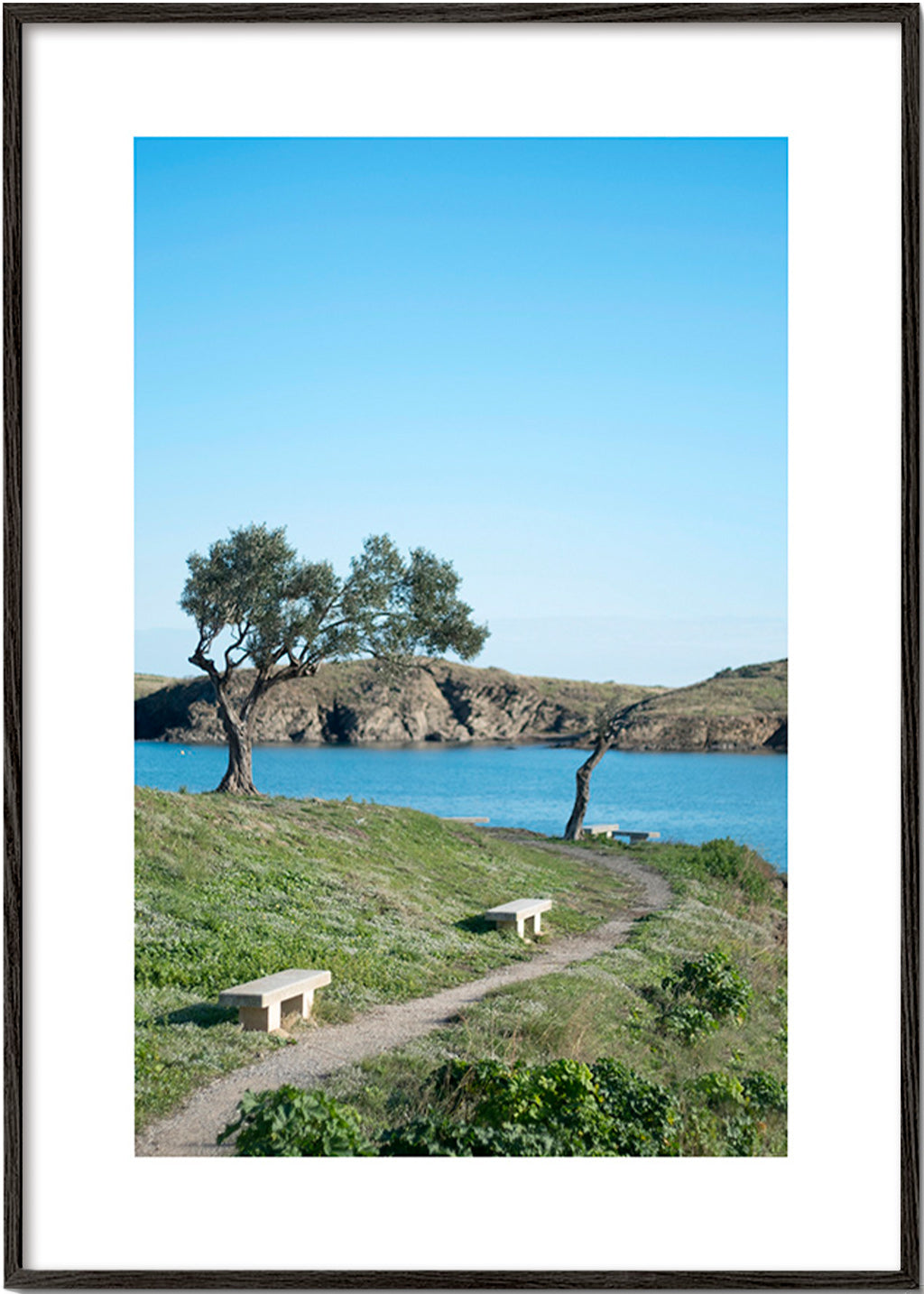 Cuadro de paisaje camino costero sereno – Black Frame