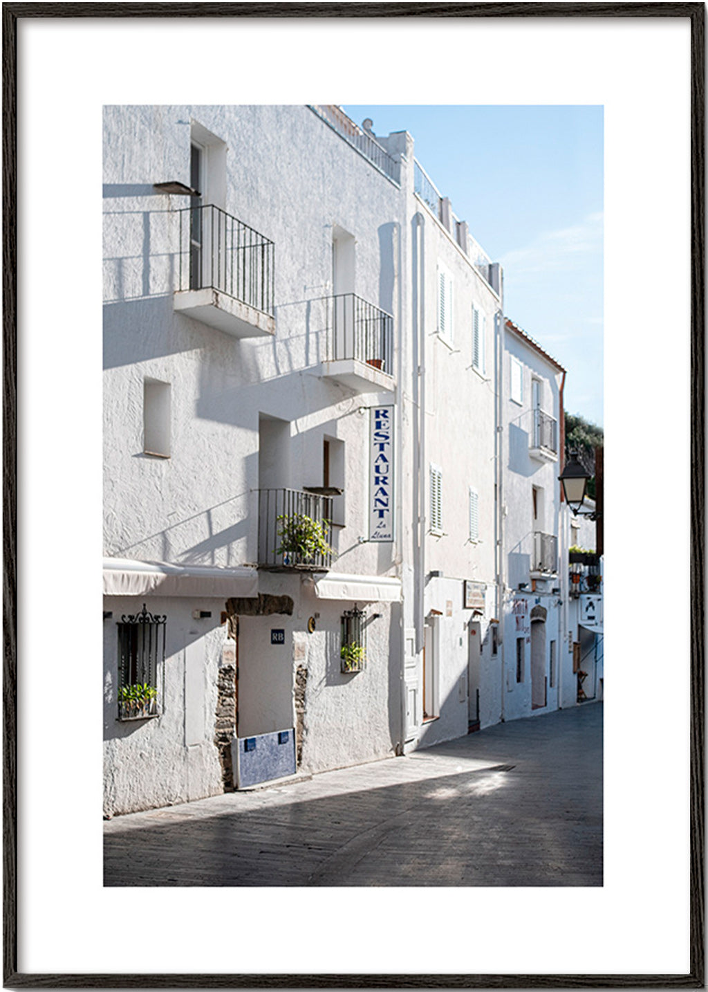 Cuadro de ciudades Calle blanca mediterránea – Black Frame