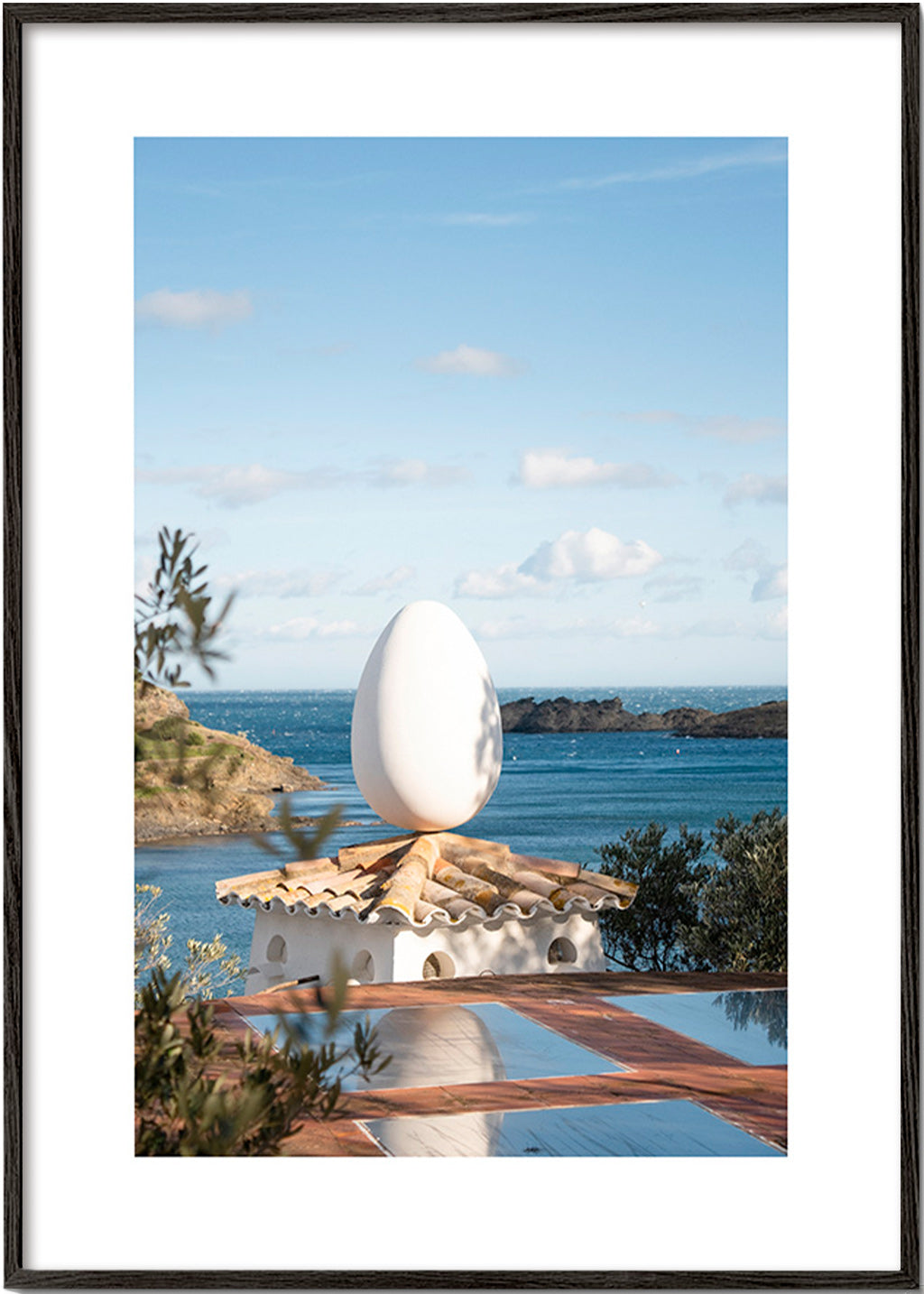 Cuadro de paisaje con huevo escultórico en la costa – Black Frame