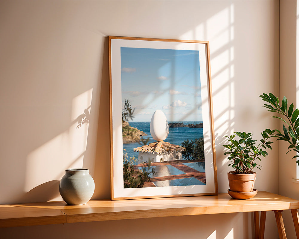Cuadro de paisaje con huevo escultórico en la costa – Product1