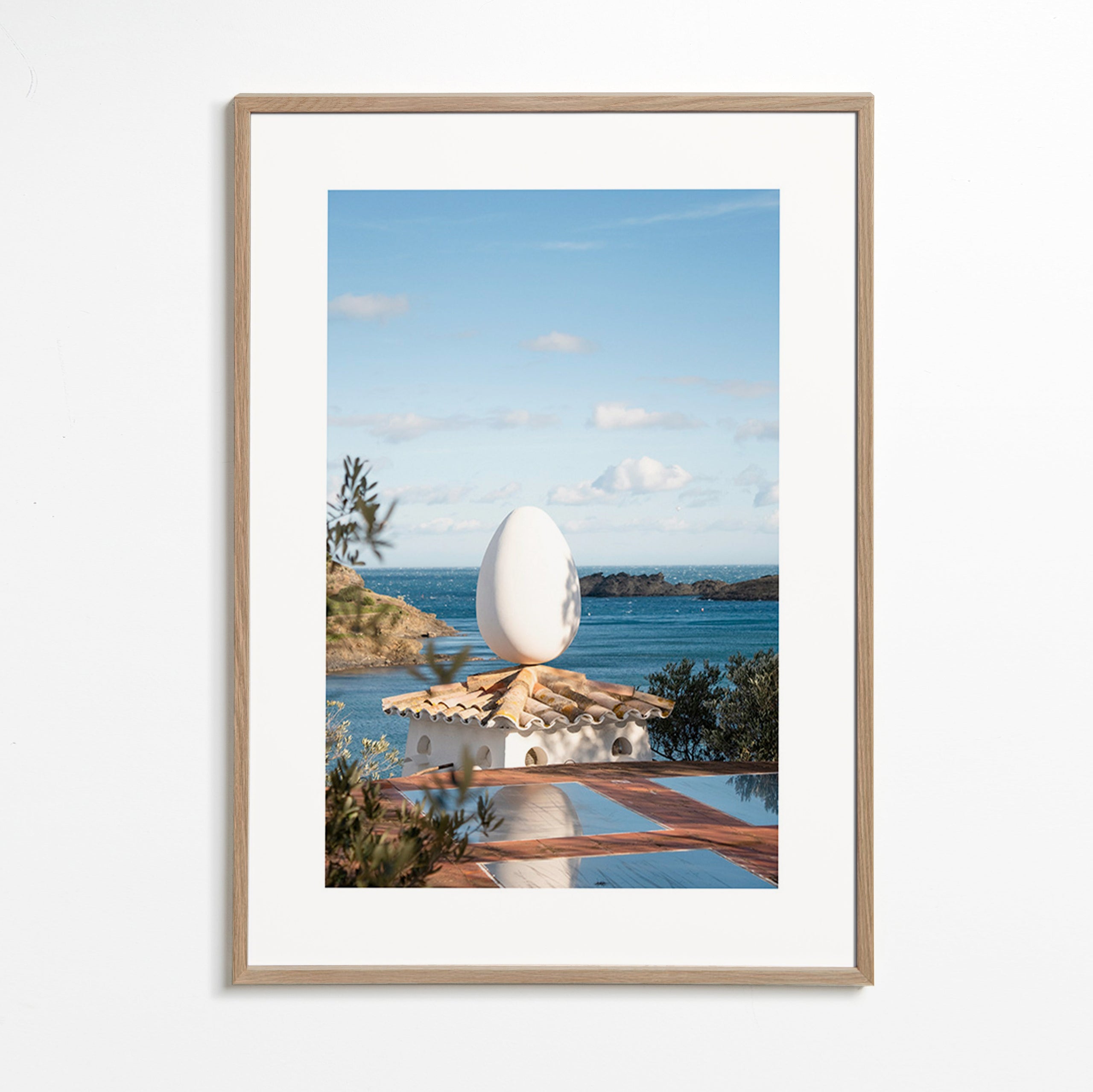 Cuadro de paisaje con huevo escultórico en la costa – Oak Frame