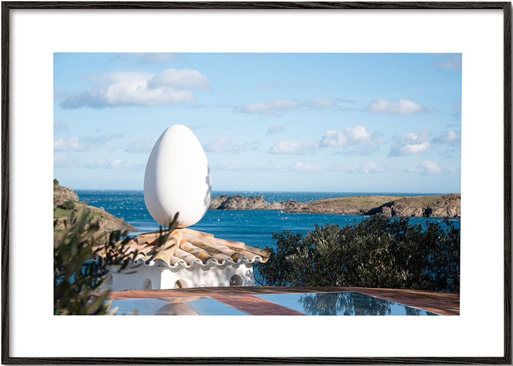 Cuadro de paisaje con escultura ovoide junto al mar – Black Frame