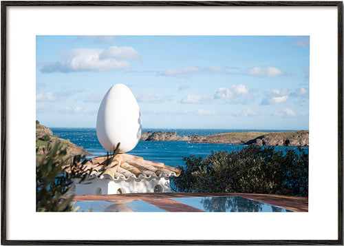 Cuadro de paisaje con escultura ovoide junto al mar – Black Frame