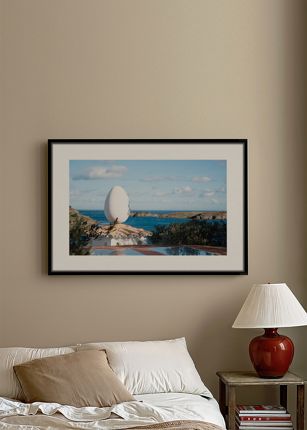 Cuadro de paisaje con escultura ovoide junto al mar – Canvas2