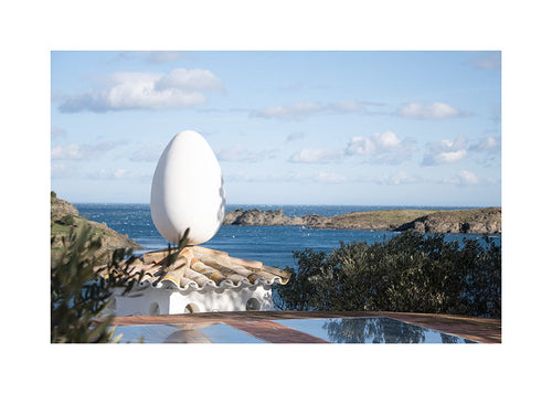 Cuadro de paisaje con escultura ovoide junto al mar