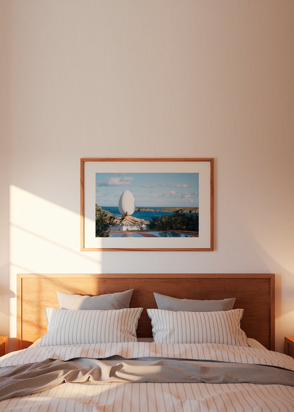 Cuadro de paisaje con escultura ovoide junto al mar – Product1