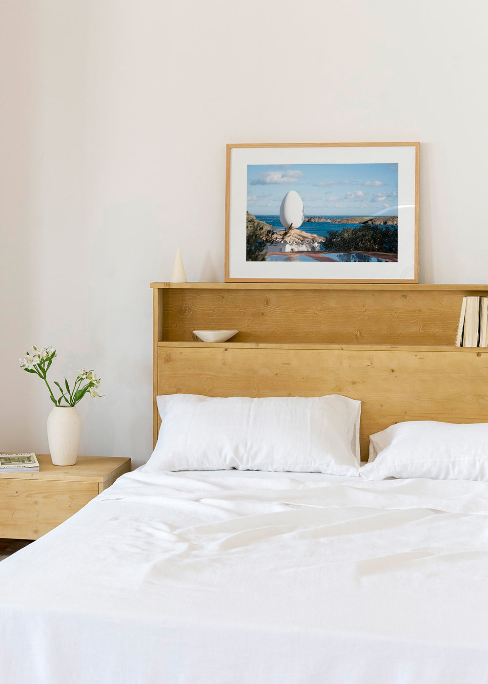 Cuadro de paisaje con escultura ovoide junto al mar – Product2