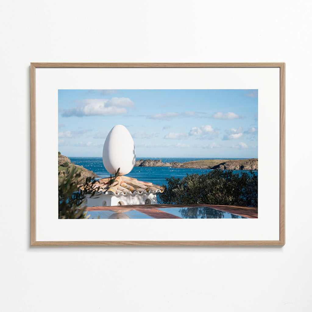 Cuadro de paisaje con escultura ovoide junto al mar – Oak Frame