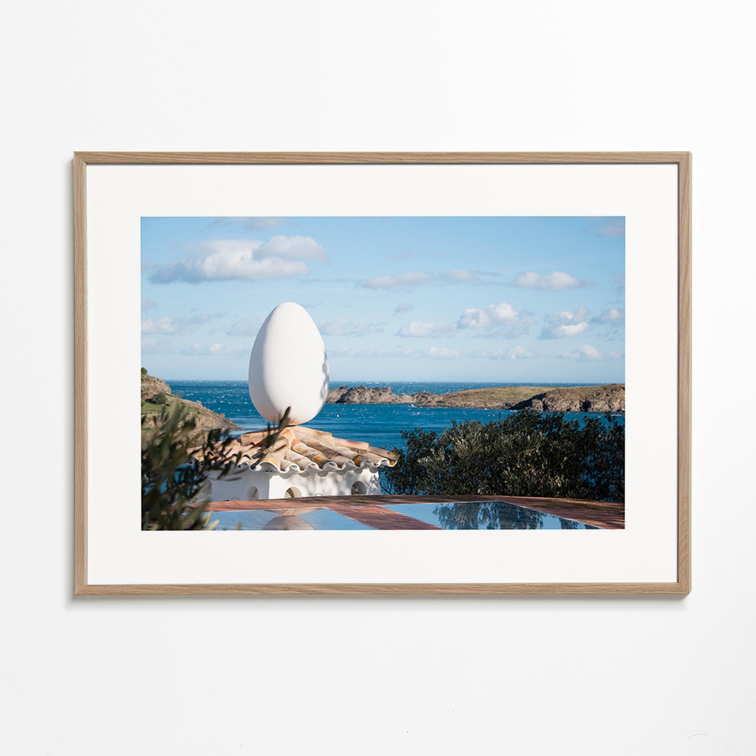 Cuadro de paisaje con escultura ovoide junto al mar – Oak Frame