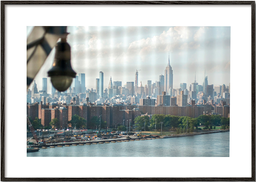 Cuadro de ciudades Manhattan desde ventana con skyline – Black Frame