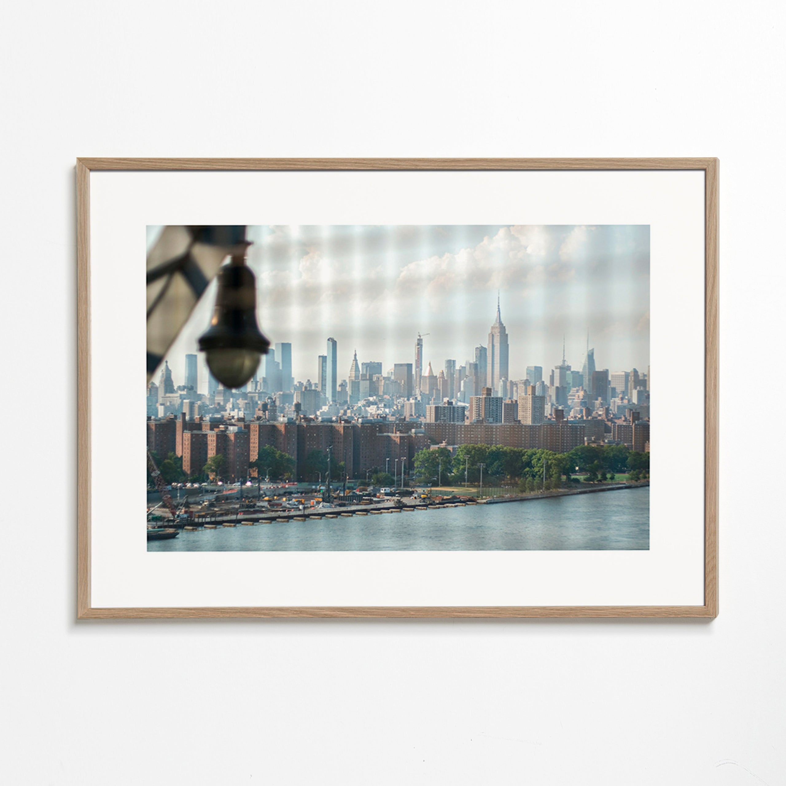 Cuadro de ciudades Manhattan desde ventana con skyline – Oak Frame