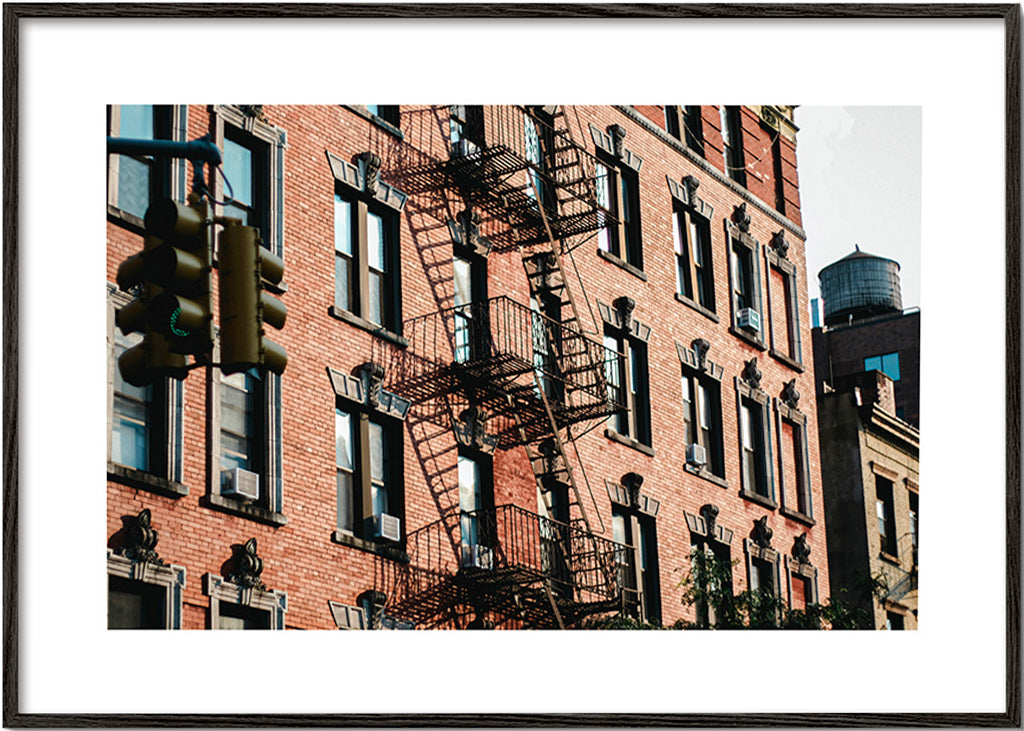 Cuadro de ciudades con fachada de ladrillo – Black Frame