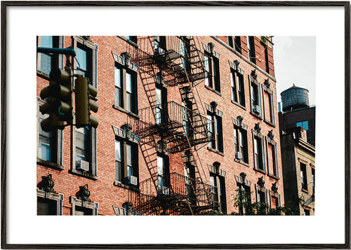 Cuadro de ciudades con fachada de ladrillo – Black Frame