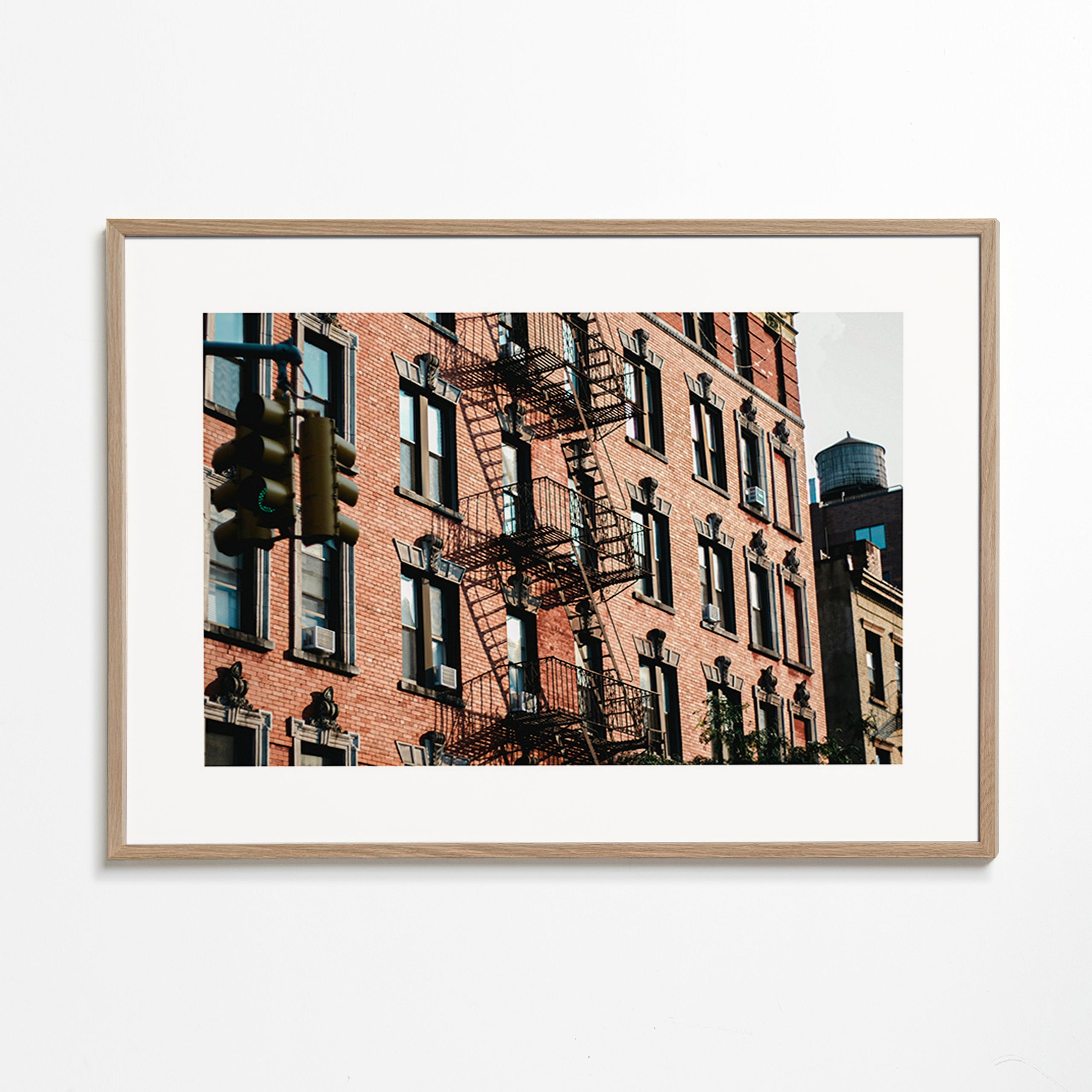 Cuadro de ciudades con fachada de ladrillo – Oak Frame
