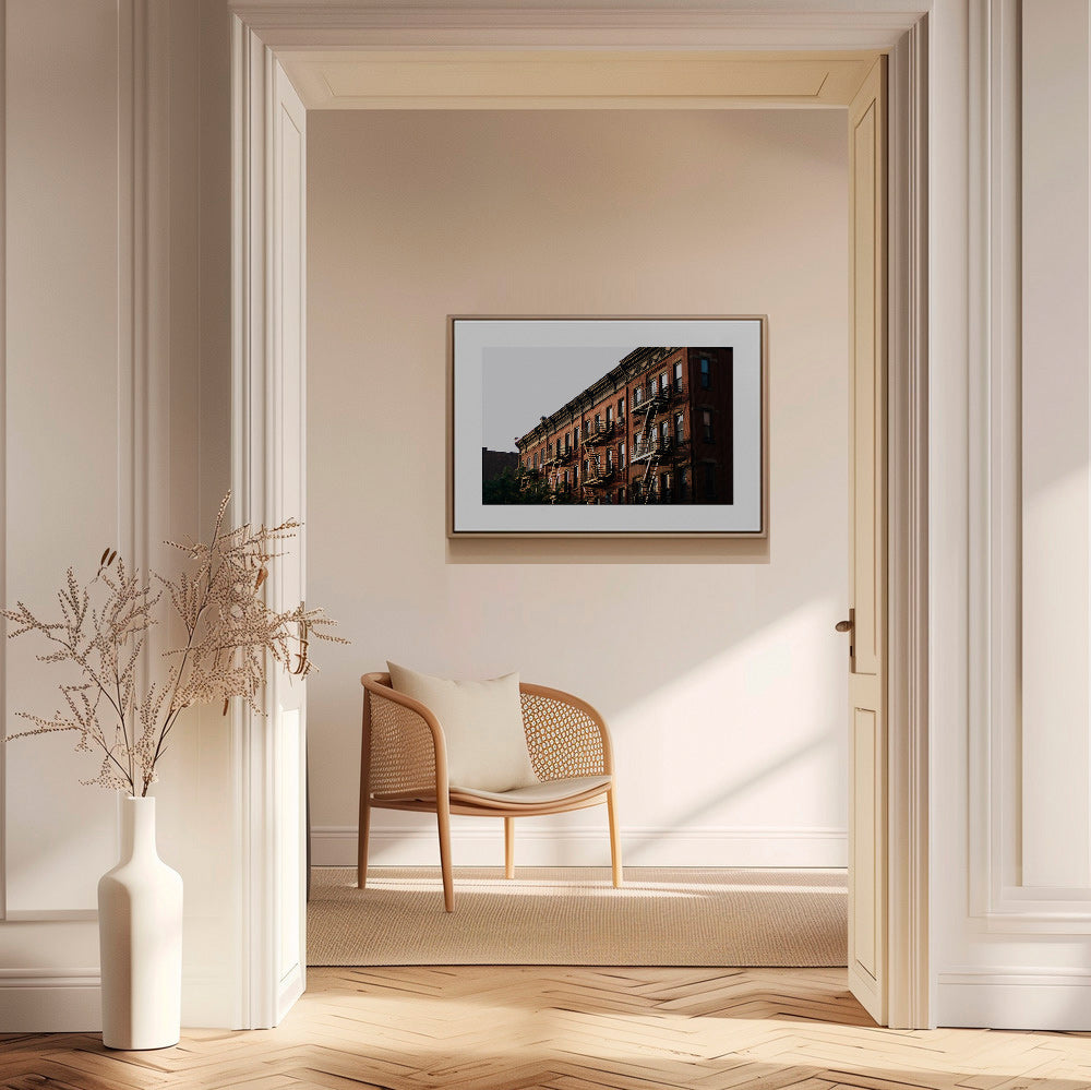 Cuadro de ciudades: fachada brownstone con escaleras de emergencia – Canvas2