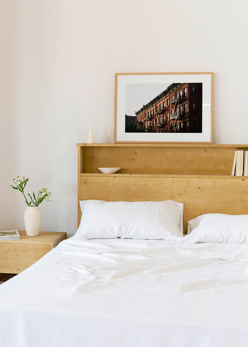 Cuadro de ciudades: fachada brownstone con escaleras de emergencia – Product1